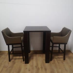 Set-masă-din-lemn-masiv- și-scaune-Bar