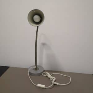 Lampă-de-birou-metalică- braț-flexibil